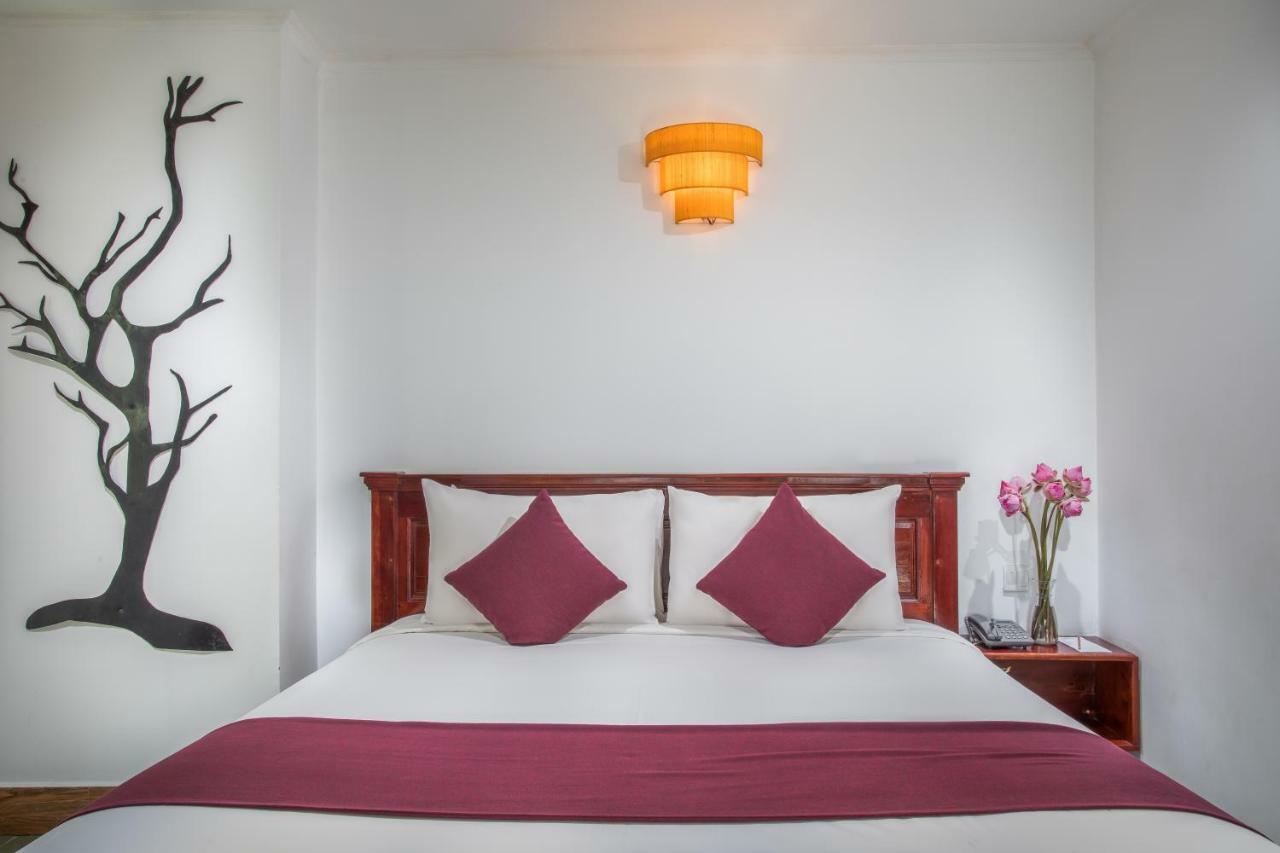 V Hotel Phnom Penh Bagian luar foto