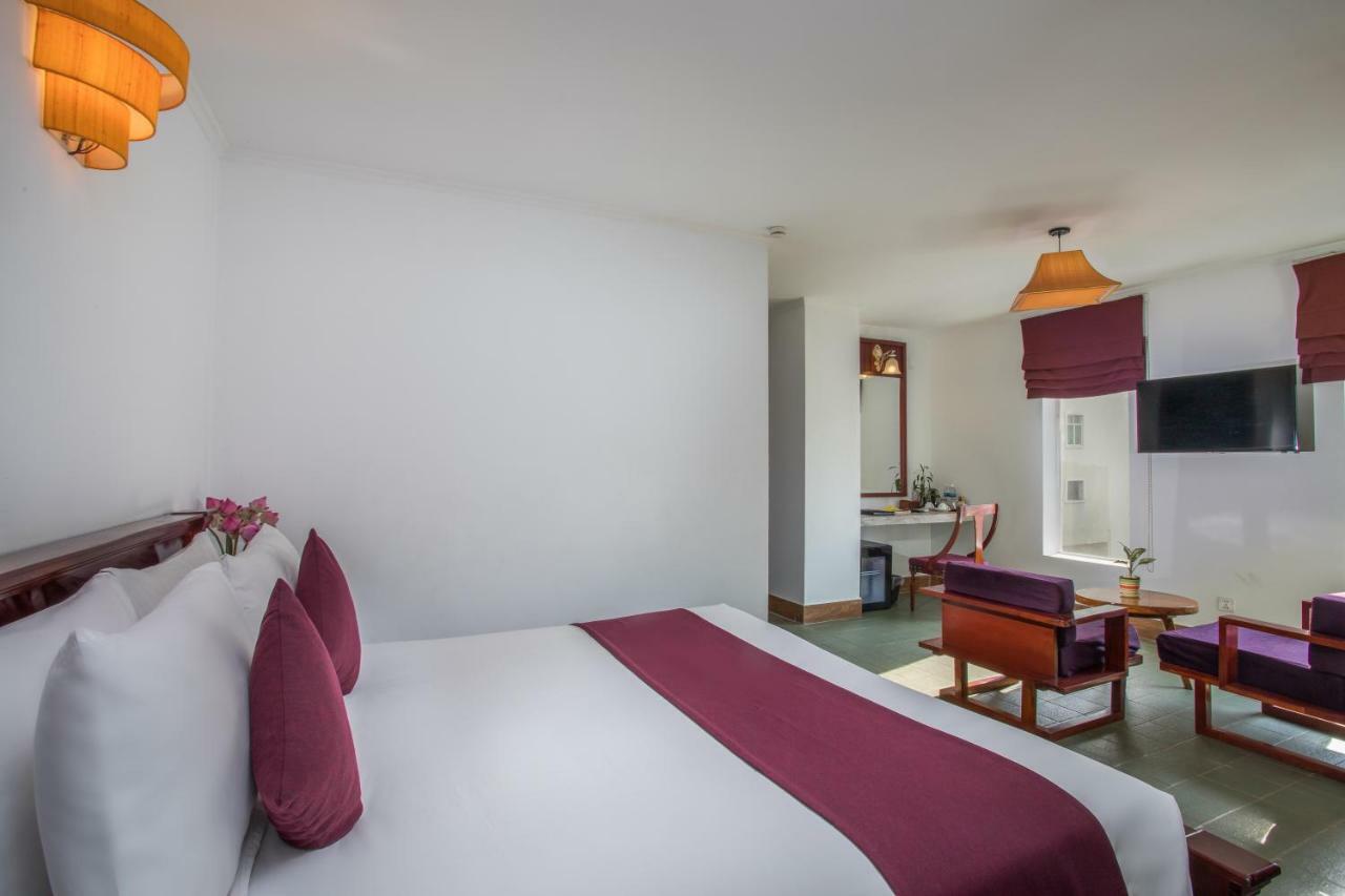V Hotel Phnom Penh Bagian luar foto