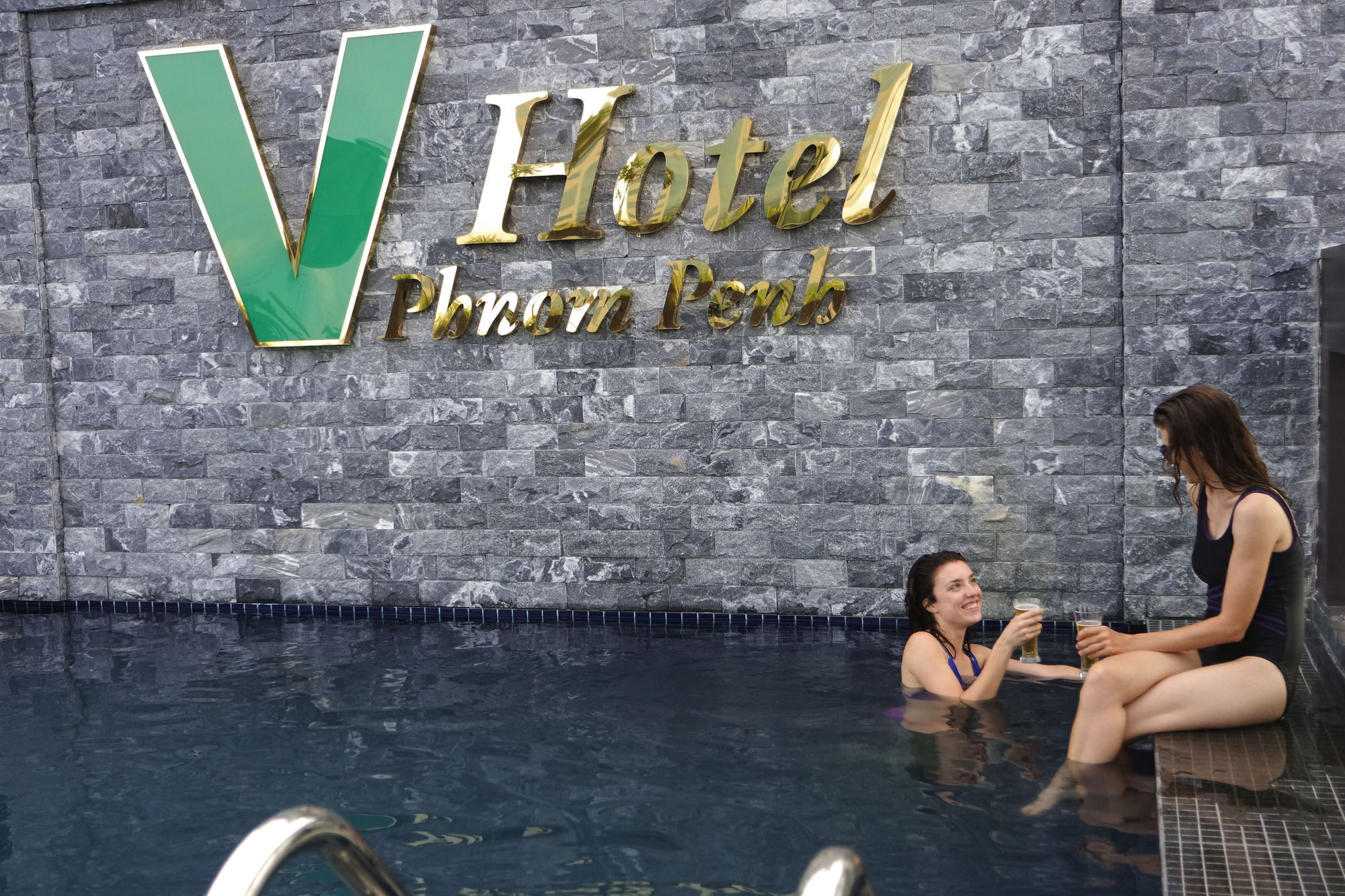 V Hotel Phnom Penh Bagian luar foto