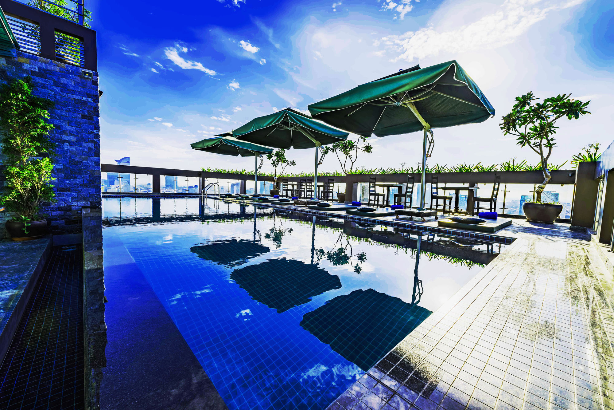 V Hotel Phnom Penh Bagian luar foto
