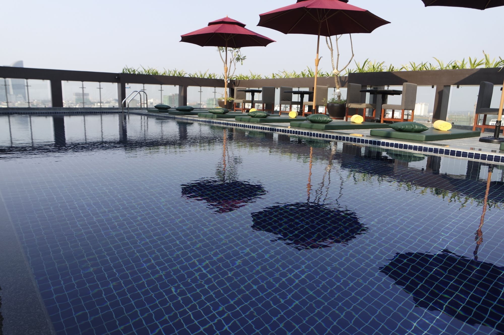 V Hotel Phnom Penh Bagian luar foto