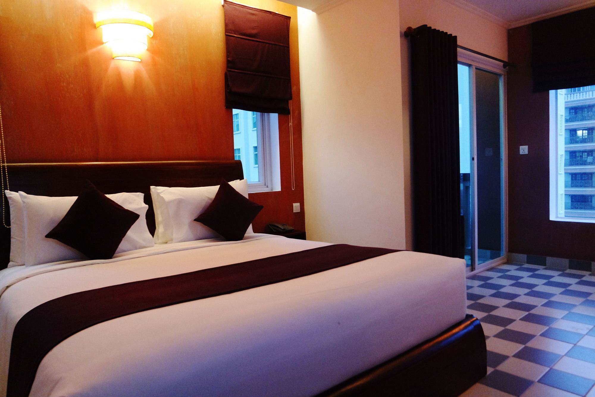 V Hotel Phnom Penh Bagian luar foto