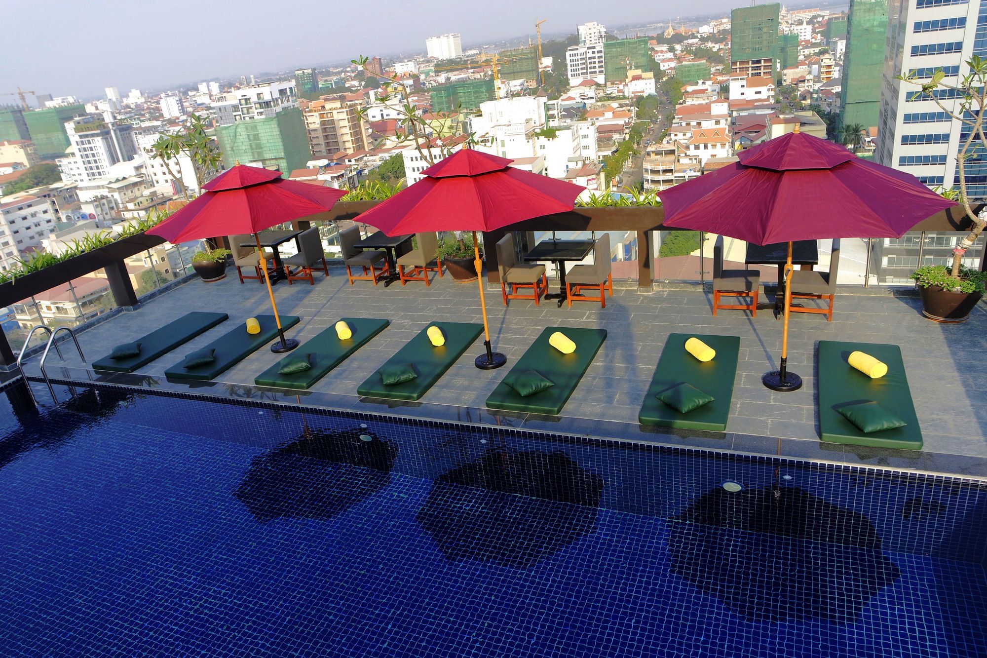 V Hotel Phnom Penh Bagian luar foto